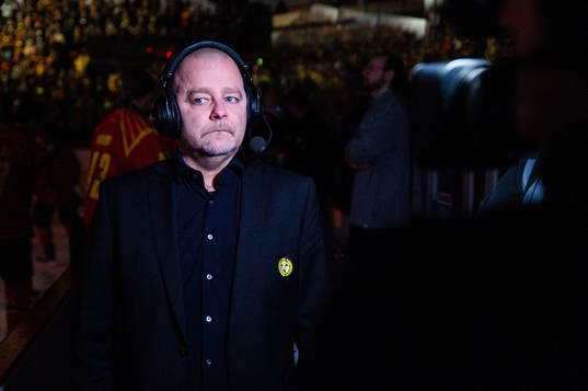 Brynäs tränare Niklas Gällstedt bli intervjuad