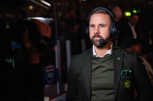 Björklövens huvudtränare Viktor Stråhle blir intervjuad
