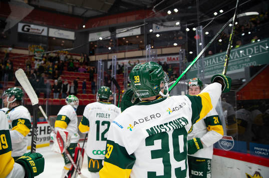 Björklövens Joel Mustonen tackar publiken