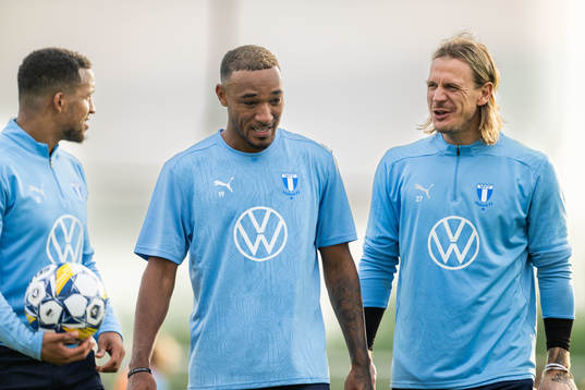 Derek Cornelius och målvakt Johan Dahlin