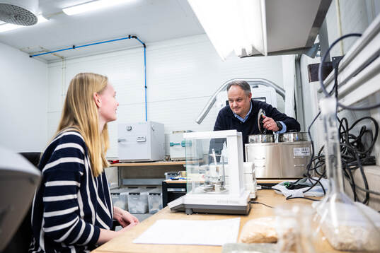 Pernilla Larsson, kemiingenjör, och Peter Gummesson, VD