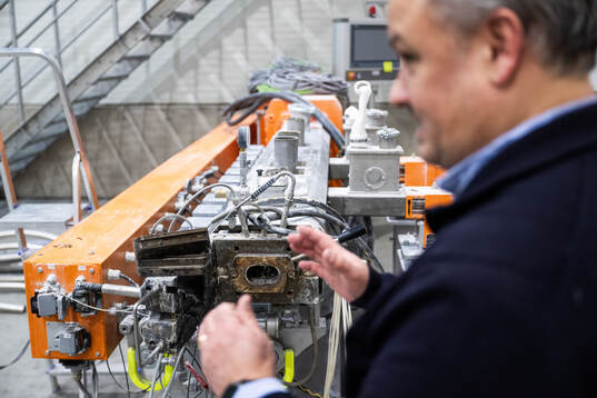 Peter Gummesson, VD Improve Tec Hönö, framför maskinen