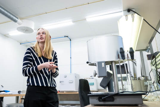 Pernilla Larsson, kemiingenjör Improve Tec Hönö, i labbet