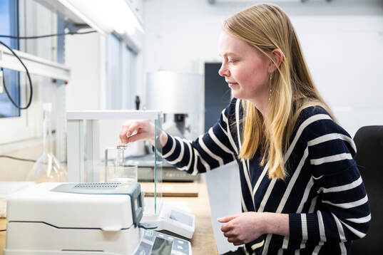 Pernilla Larsson, kemiingenjör Improve Tec Hönö, lägger