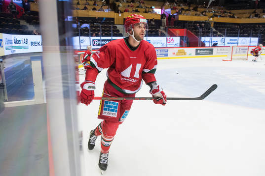 MoDos Sam Vigneault innan ishockeymatchen i SHL mellan MoDo