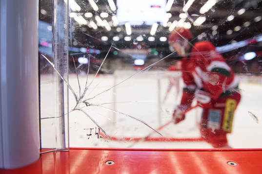 Skada på plexiglas innan ishockeymatchen i SHL mellan MoDo