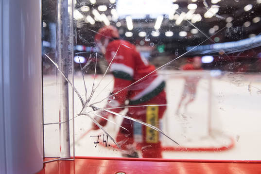 Skada på plexiglas innan ishockeymatchen i SHL mellan MoDo