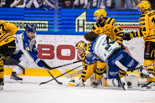 Leksands Felix Unger Sörum och Skellefteås målvakt Linus