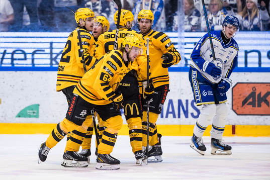 Skellefteås Jonathan Pudas jublar med lagkamrater