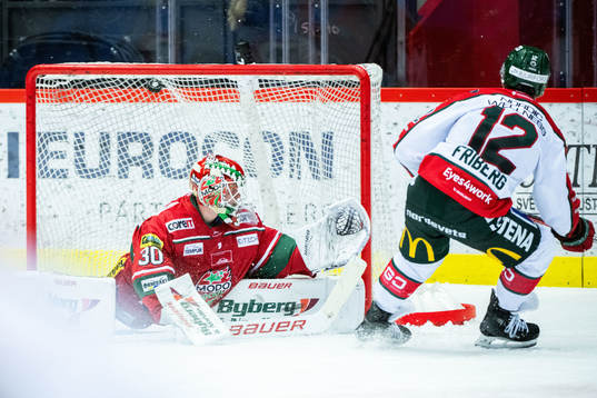 Frölundas Max Friberg gör 1-1 bakom MoDos målvakt Lassi