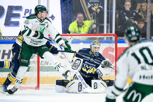 Färjestads Victor Ejdsell och HV71s målvakt Joni Ortio