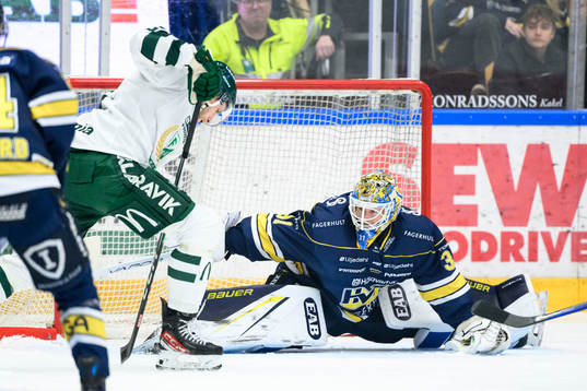 Färjestads Per Åslund och HV71s målvakt Joni Ortio