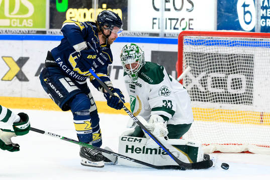 HV71s Mattias Tedenby och Färjestads målvakt Maxime