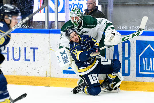 HV71s Isac Brännström och Färjestads målvakt Maxime
