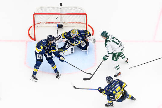 Färjestads Joel Kellman gör 0-2 bakom HV71s målvakt Joni