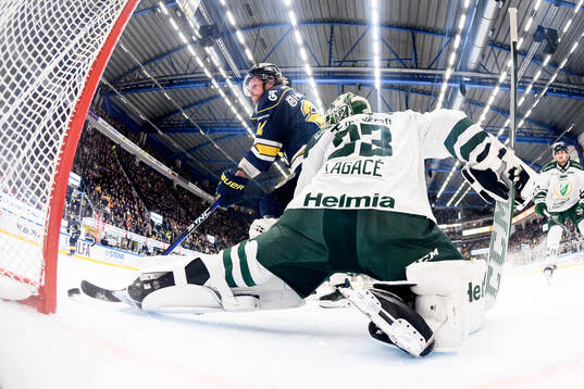 HV71s Mattias Tedenby och Färjestads målvakt Maxime