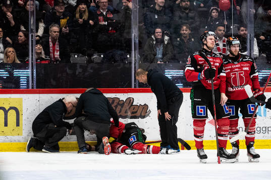 Örebros Filip Berglund har ont och får vård