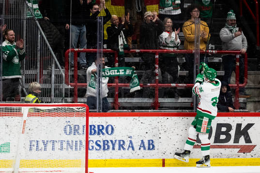 Rögles Axel Smeds jublar med supportrar