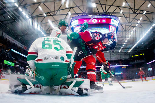 Rögles målvakt Christoffer Rifalk och Örebros Milton