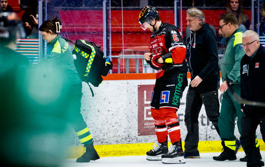 Örebros Filip Berglund lämnar skadad