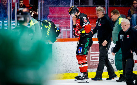 Örebros Filip Berglund lämnar skadad