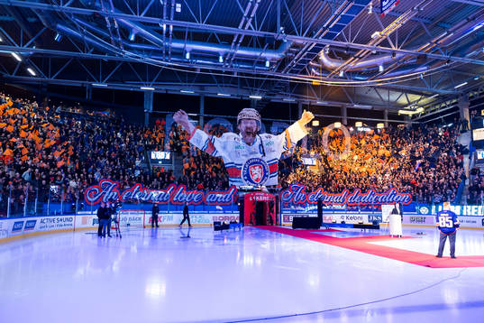 Den tidigare Växjö-spelaren Liam Reddox hyllas innan