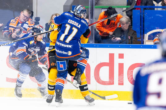 Luleås Nikola Pasic blir tacklad av Växjös Kalle Kossila
