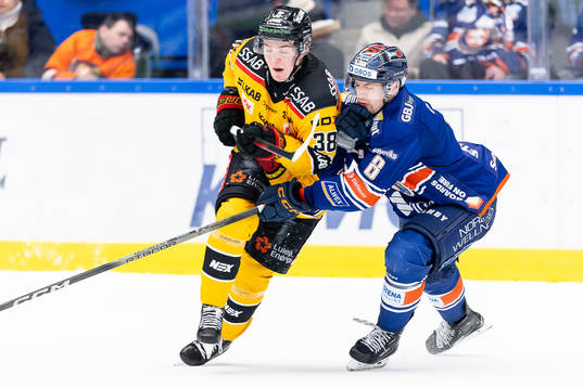 Luleås Olli Nikupeteri och Växjös Zachary Giuttari