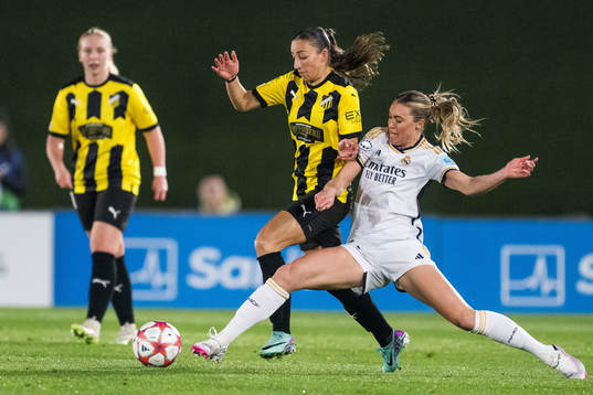 Rusul Rosa Kafaji of Häcken and Freja Olofsson of Real