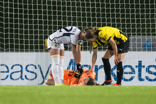Athenea of Real Madrid and Aivi Luik of Häcken talks to