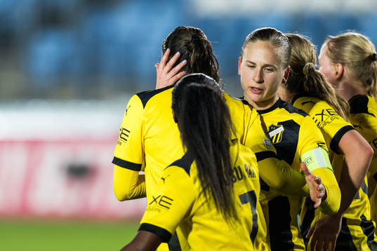 Rusul Rosa Kafaji of Häcken celebrates with Filippa Curmark