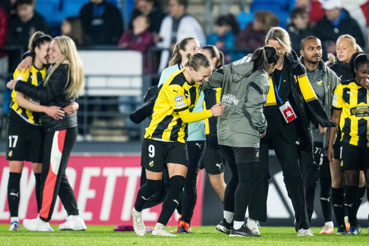 Filippa Curmark of Häcken celebrates with teammates