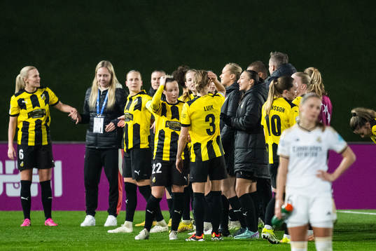 Rusul Rosa Kafaji celebrates with team mates
