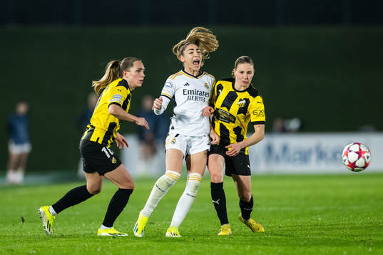 Elin Rubensson and Katariina Kosola of Häcken compete for
