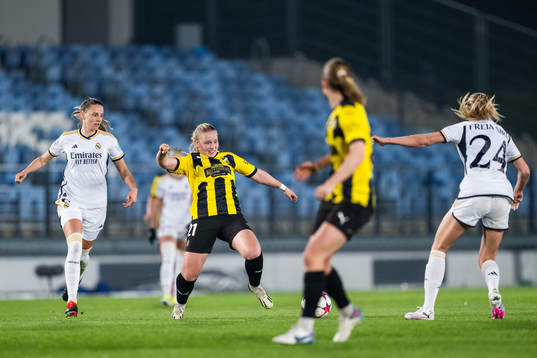Sandie Toletti of Real Madrid and Johanna Fossdalsá