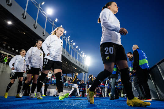 Johanna Fossdalsá Sørensen of Häcken enters the pitch