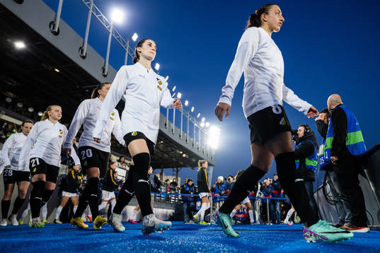 Clarissa Larisey of Häcken enters the pitch