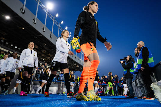 Aivi Luik of Häcken enters the pitch