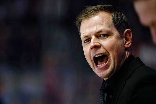 Oskarshamns tränare Martin Filander reagerar