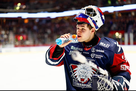 Linköpings målvakt Jesper Myrenberg dricker
