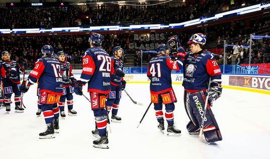 Linköpings spelare tackar målvakt Jesper Myrenberg