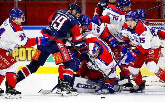 Linköpings Patrick Russell och Oskarshamns målvakt Marek