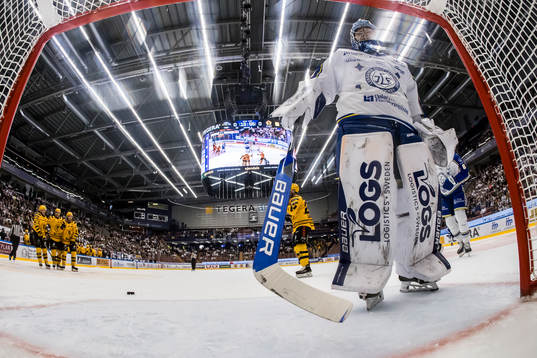 Leksands målvakt Filip Larsson deppar