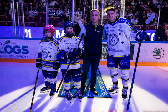 Leksands Patrik Zackrisson med kvällens matchvärd och