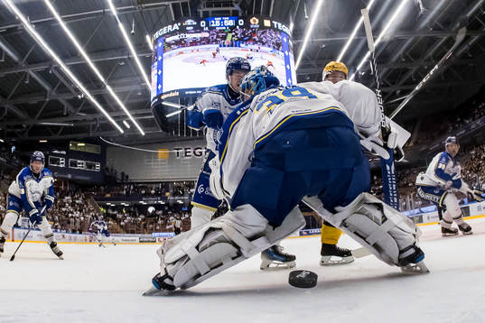 Leksands målvakt Filip Larsson deppar