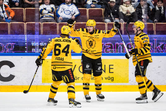 Skellefteås Max Lindholm jublar med Jonathan Pudas och