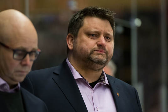 MoDos tränare Mattias Karlin deppar