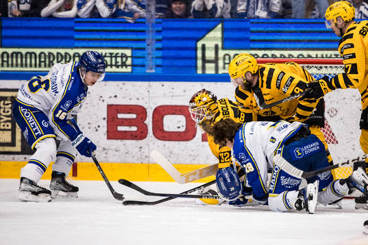 Leksands Felix Unger Sörum och Skellefteås målvakt Linus
