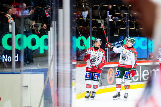 Frölundas Max Friberg och Linus Högberg jublar