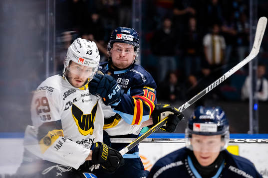 Västerås Eric Engstrand och Djurgårdens Jakob Ragnarsson